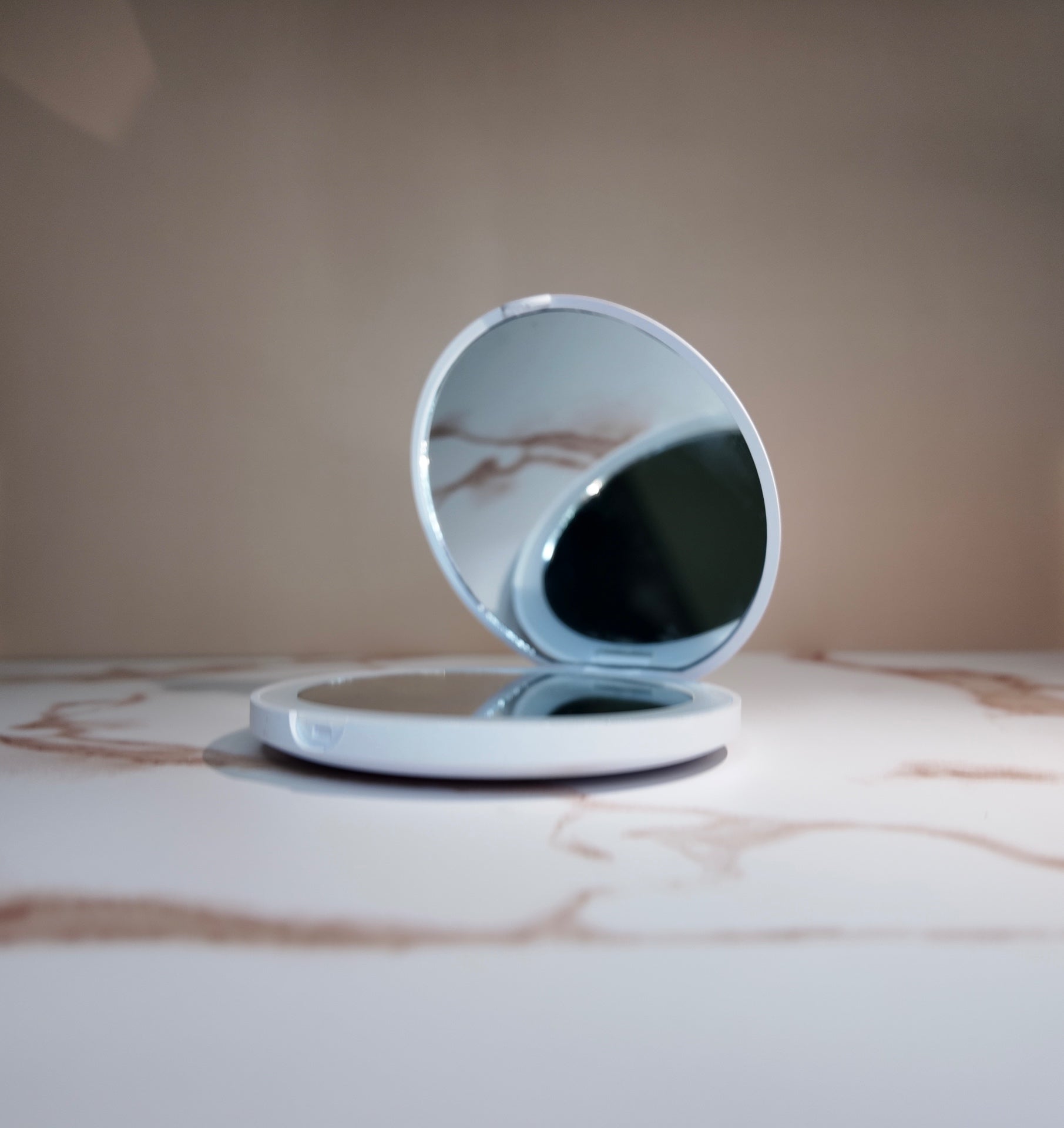Pocket LED Mirror detail